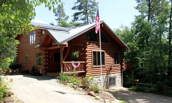 Clyde House | Deluxe Log Cabin with a Hot Tub in the Smoky Mountains of North Carolina