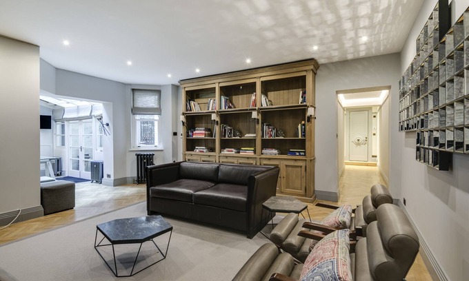 City of Westminster Apartment | Deluxe Lower Ground Mayfair Home by Oxford Street