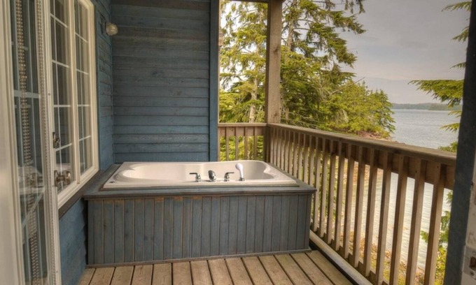 Ucluelet Condo | DELUXE ONE BEDROOM KING SUITE + OUTDOOR SOAKER TUB ON PATIO