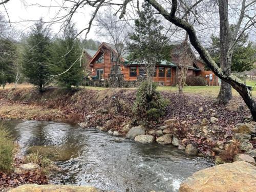 Tellico Plains House | Deluxe Parkland Cabin - Pet and Motorcycle Friendly Home