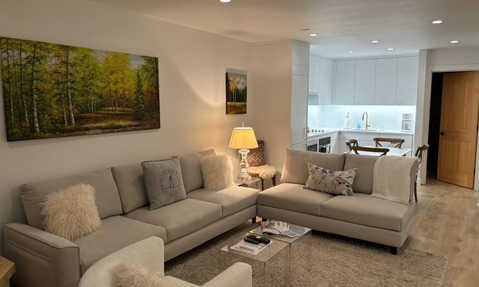 Aspen House | Deluxe private townhome minutes walk to Aspen Mountain skiing and downtown!