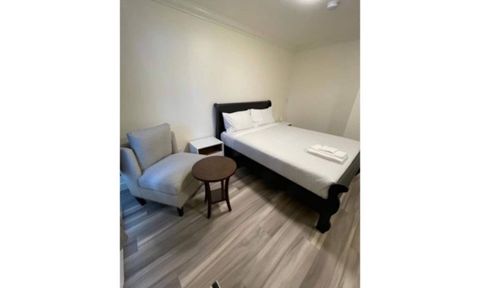 East Kootenay House | Deluxe Queen Room in Wonderous Radium