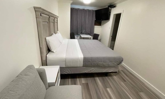 East Kootenay House | Deluxe Queen Room in Wonderous Radium