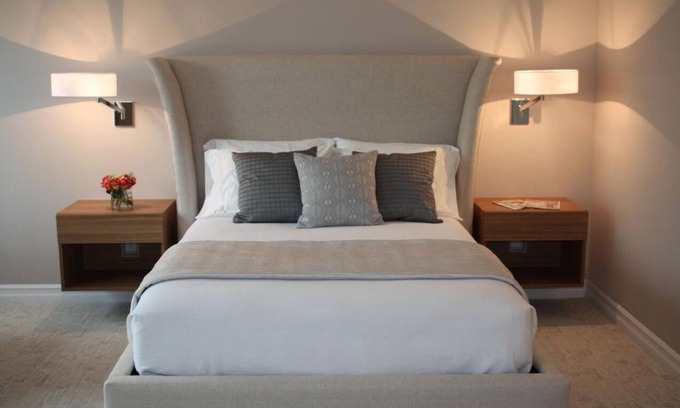Southwest Minneapolis Apartment | Deluxe Queen Room in Minneapolis Boutique Hotel