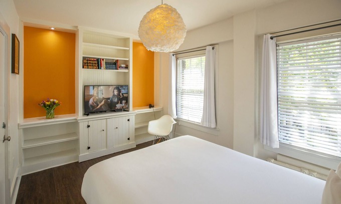 Civic Center Hotel | Deluxe Queen Room with View and Ensuite Bath