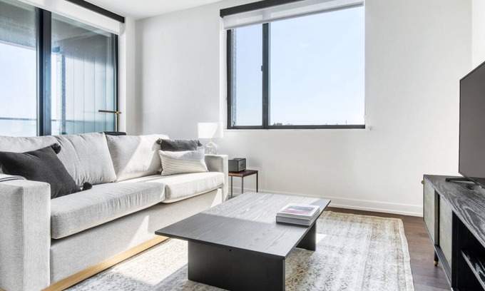 North Center Apartment | Deluxe Ravenswood 1BR w/ Rooftop, BBQ, next to Brown line, by Blueground