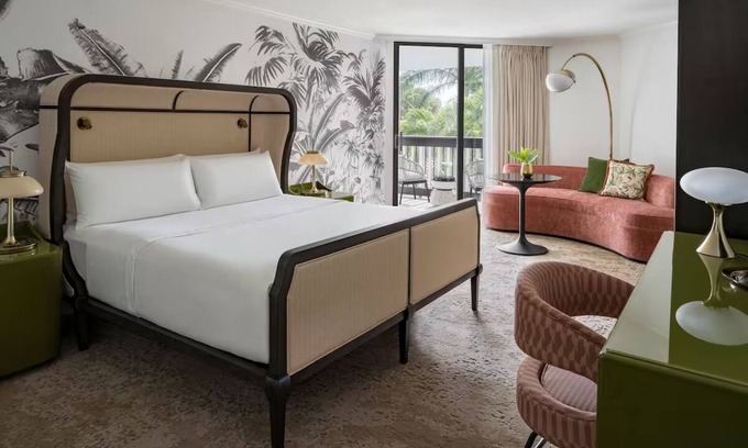 Hunt Club Hotel | Deluxe Resort View Room at PGA National Resort - Pools and Outdoor Games