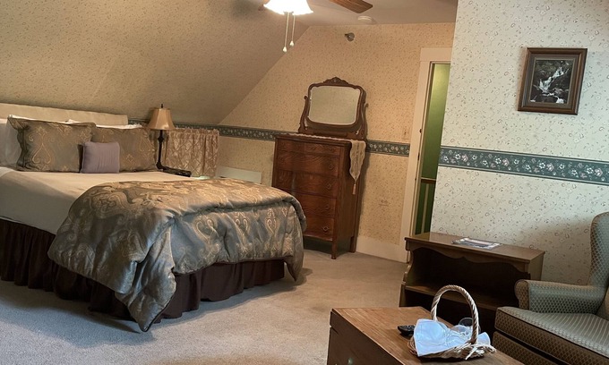 West Dover Bed & Breakfast | Deluxe Room with Fireplace Room 1
