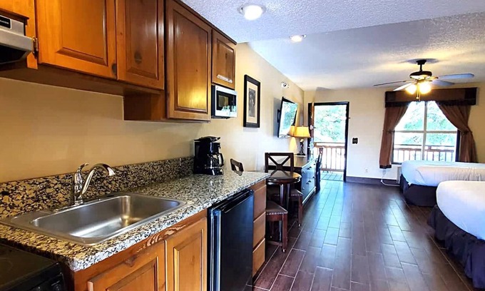 River Ranch Condo | Deluxe Suite with Kitchenette and Balcony, Steps to Rodeo and Pool! 253