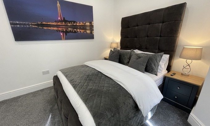 South Shore Apartment | Deluxe Suite with spa bath and hottub garden