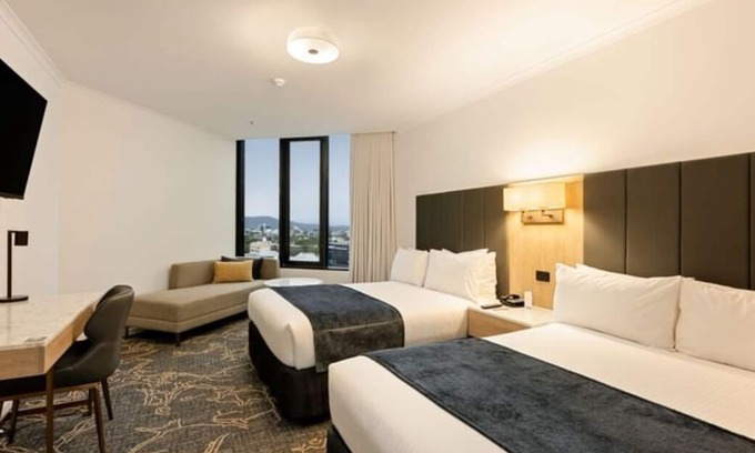 Spring Hill Hotel | Deluxe Twin Room w Balcony CBD Brisbane