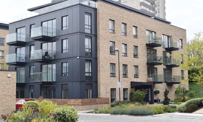 London Borough of Hounslow Apartment | Deluxe Two-Bedroom & Free WI-Fi, Kew Gardens