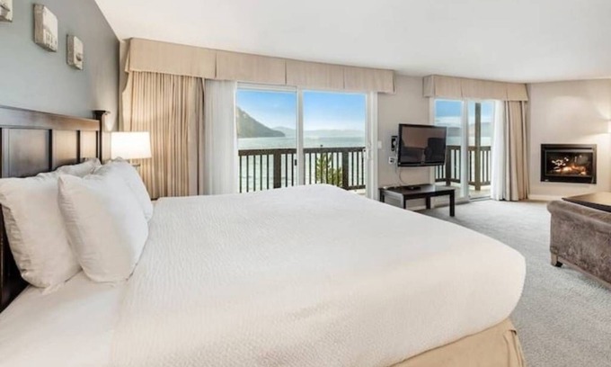 Rosario Hotel | Deluxe Waterfront King Living Room Ocean Views