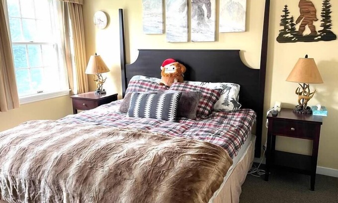 Hancock Apartment | Deluxe Yeti Suite on Jiminy Mtn -1st Flr Sleeps 4 - New Fully Redone Country Inn