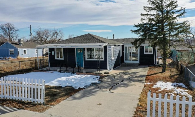 Berkley House | Denver 3 King Beds with Bonus Room Dog Friendly Home