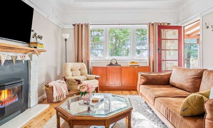 Wentworth Falls Apartment | Deodar Cottage Amid Century Old Trees