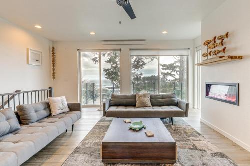 Depoe Bay House | Depoe Bay Townhome with Deck and Stunning Ocean Views!