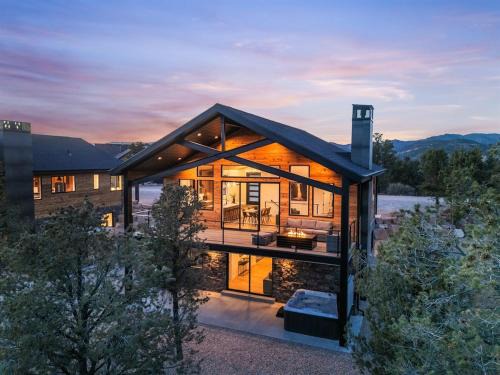 Orderville House | Desert Canyon Casita Near Zion Hot Tub Views