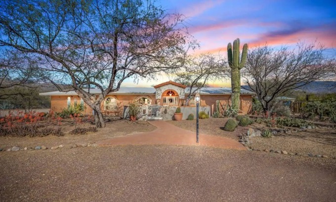 Tanque Verde House | Desert Escape with Pool, Hot Tub & Mountain Viewsn