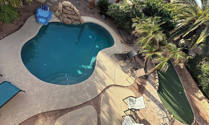 Sunrise House | Desert Oasis! Huge yard with pool, NFL, NASCAR, Golf & more in 15 min or less!