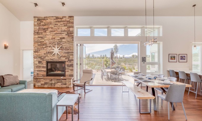 Sisters House | Desert Vista, Luxury Contemporary, 2 Suites, Hot Tub, Mountain Views in Sisters!