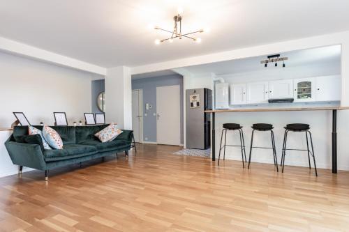 Petit Nanterre Apartment | Design 3 bedrooms appartment, near Champs Elysees