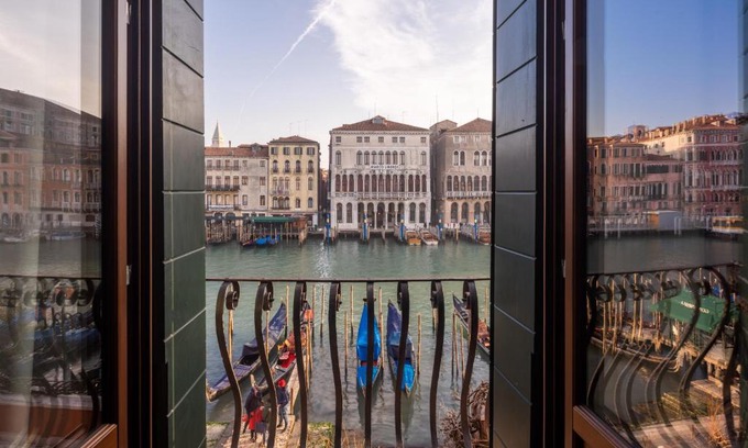 San Polo Apartment | Design Apartment with Balcony on the Grand Canal R&R