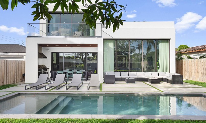 Buena Vista House | Design District 7 BR Luxurious Miami Villa w/Pool, Billiards & More!
