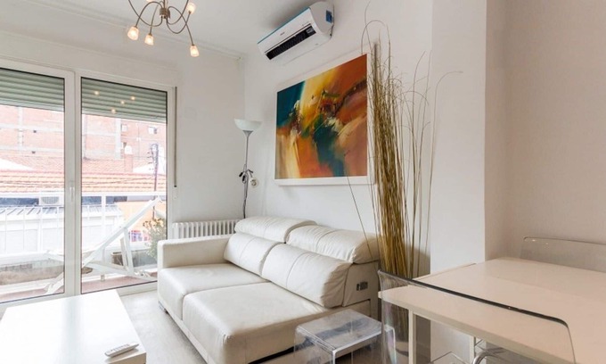 Prosperidad Apartment | DESIGN FLAT With WIFI & A/C, Full light, 7 min walking to avda. America station