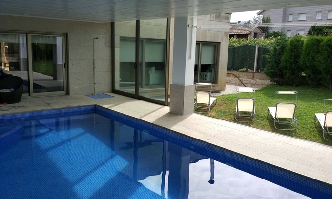 Sanxenxo Ski Chalet | Design house with pool.