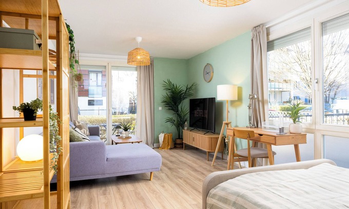 Striesen Apartment | Design Studio I Center I Green