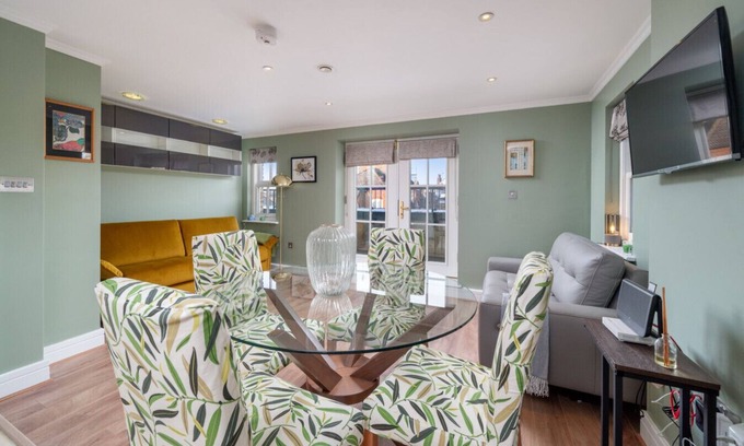 West Kensington Apartment | Designer 1 Bed Flat Barons Court Sleeps 4, Balcony
