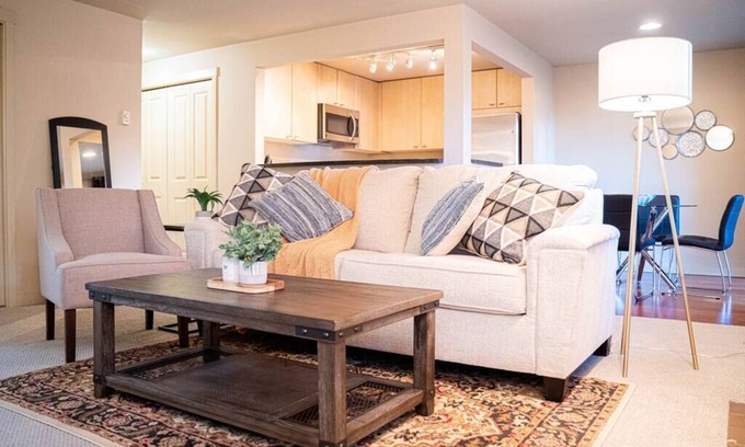 Kirkland Condo | ★Designer 2BR Condo★ Balcony, King Bed and Parking