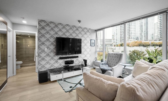 Crosstown Apartment | Designer 3 bed Luxurious finishings! Sleeps 8. Communal Hot tub pool dry sauna