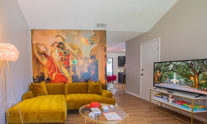 Savannah House | Designer 3-bedroom house with photo zones, sunroom, fire table, fenced backyard