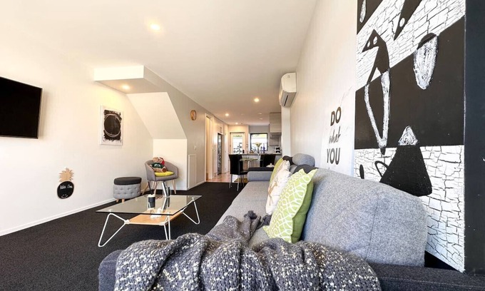 Christchurch City Centre House | Designer beauty townhouse on Peacock with garage
