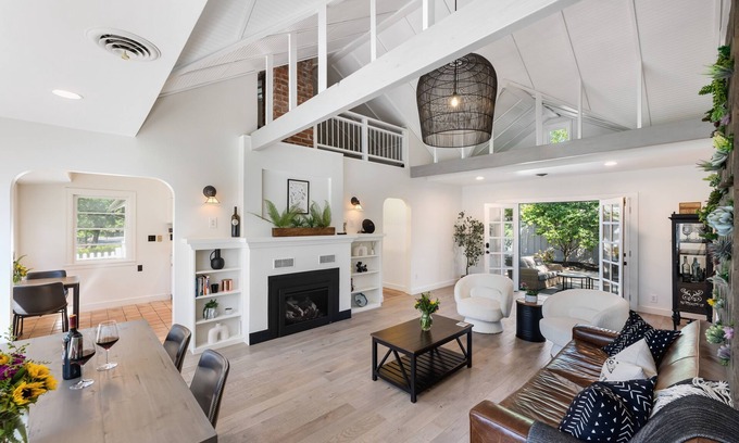 St. Helena House | Designer Downtown Saint Helena Home. Walking Distance to Downtown!