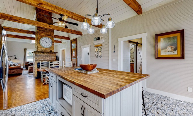 Jasper House | Designer historic home with amazing art, antiques, central AC - walk to downtown