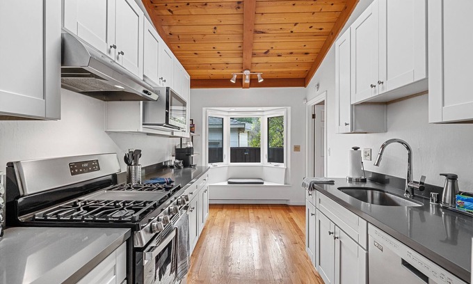 The Willows House | Designer retreat home near Stanford! Luxury, Gym, Peloton, office,Backyard,BBQnn