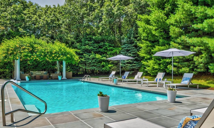 East Quogue House | Designer spacious Hamptons Getaway – 4BR Oasis with Pool in East Quogue