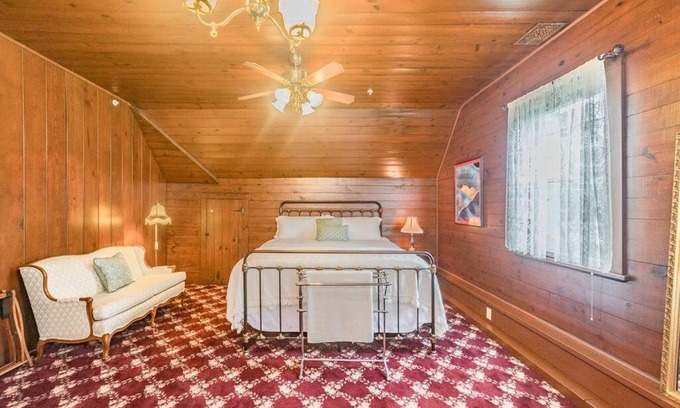 Daniels Hill Apartment | Desperado - CA King Size Bed - Sleeps 2-4