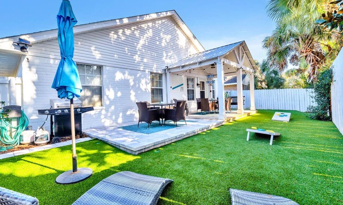Seaspray House | DESTIN BEACH HOUSE. 1 BLOCK TO PRIVATE BEACH ACCESS! BIKES. GOLF CART DEALS.
