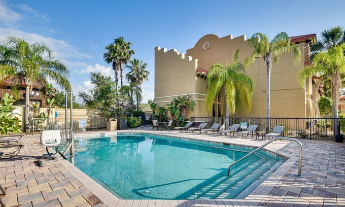 National Gardens Condo | Destination Daytona Condo w/Pool: 8 Mi to Beach!