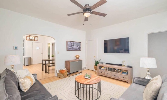 Oshkosh House | Ｄｅｓｔｉｎａｔｉｏｎ Ｄｏｗｎｔｏｗｎ