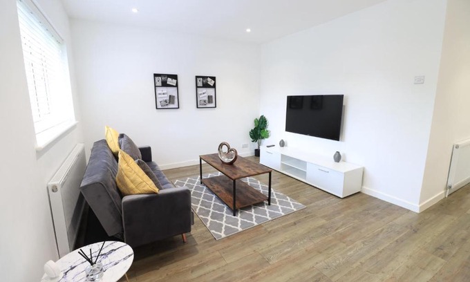 Northampton House | Detached Bungalow - Sleeps 8 - Free Parking, Fast Wifi, Smart TV and Garden by Yoko Property