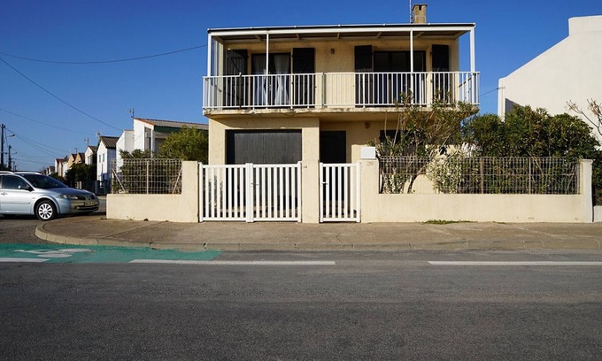 Gruissan Plage Ski Chalet | Detached chalet for 6-7 people with BBQ, terrace, parking, pets allowed in Gruissan