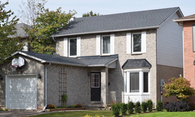 Burlington House | Detached Home – Walk to Parks,Trails&Pool – Access to Toronto/Niagara & GO Train