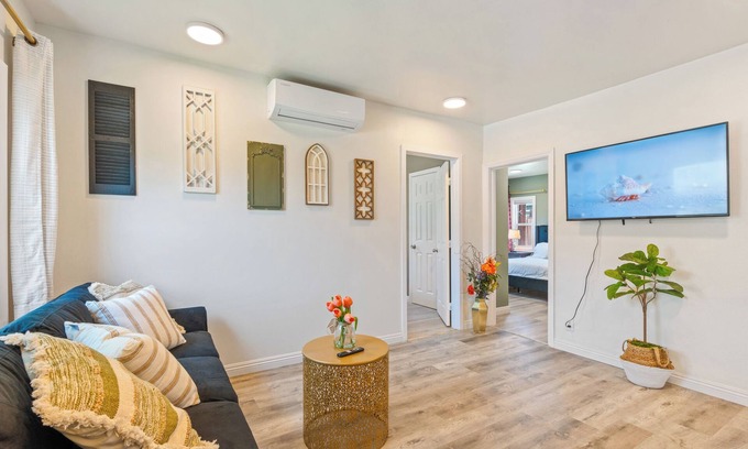 Alhambra Apartment | Detached house 2 Bedroom 1 Bathroom Prime & Private location King Bed! 1109n