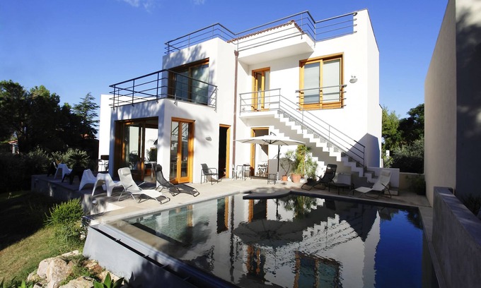 Mandra Capreria Villa | Detached apartment in villa with pool near the sea