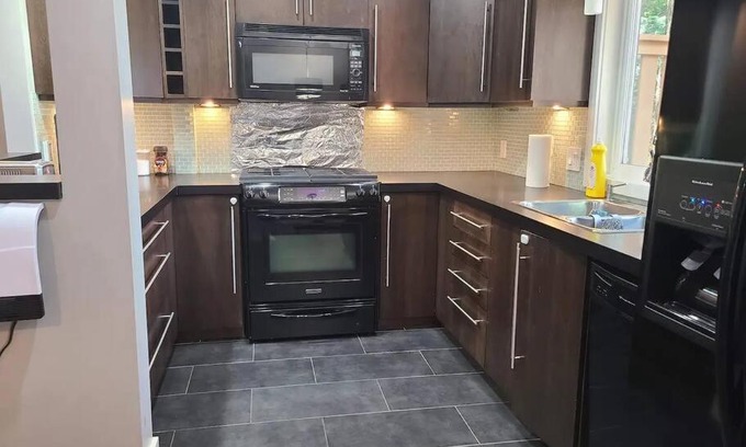 Victoria Apartment | Detached Private Quiet 2 Bedroom Suite
